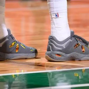 布朗穿着个人品牌球鞋，砍下30分10篮板5助攻3抢断