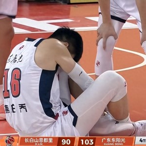 百家乐平台-谁注意到，焦泊乔被队友绊倒，绊倒者扬长而去，其他队友纷纷看望