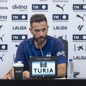 瓦伦主帅：西甲理应保障球迷权益；1-7和0-5是执教生涯的重挫